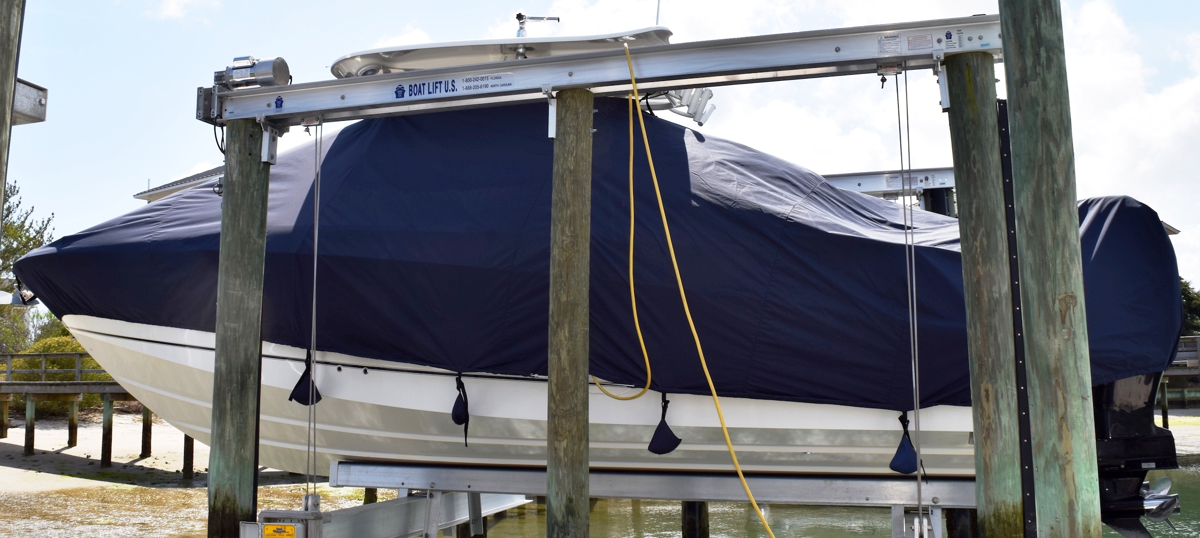 Boston Whaler Outrage 280, 20xx, TTopCovers™ T-Top boat cover Sand Bags On Lift, port side